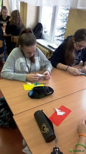 Uczniowie z Chudka 	wiedzą jak zrobić kurpiowską „gwiazdę” [29.01.2016] - zdjęcie #1 - eOstroleka.pl