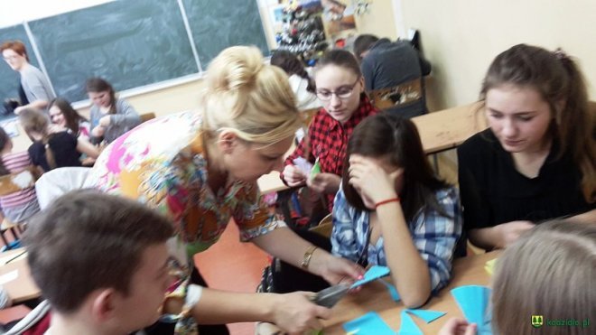 Uczniowie z Chudka 	wiedzą jak zrobić kurpiowską „gwiazdę” [29.01.2016] - zdjęcie #5 - eOstroleka.pl