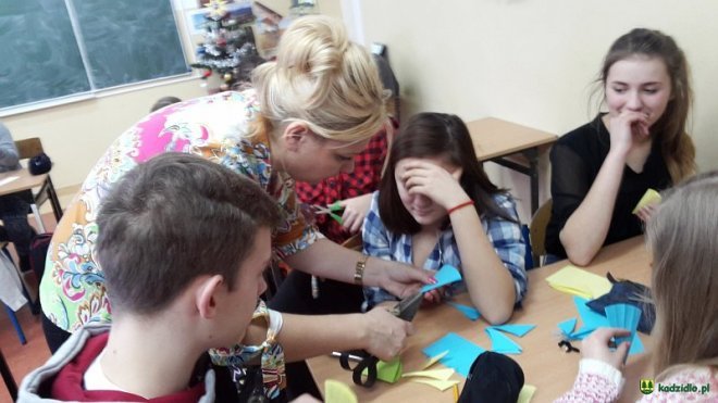 Uczniowie z Chudka 	wiedzą jak zrobić kurpiowską „gwiazdę” [29.01.2016] - zdjęcie #6 - eOstroleka.pl
