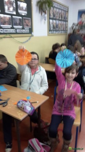 Uczniowie z Chudka 	wiedzą jak zrobić kurpiowską „gwiazdę” [29.01.2016] - zdjęcie #7 - eOstroleka.pl