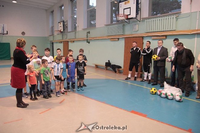 Nowe koszuli i piłko dla amatorskich juniorów z Wojciechowic [04.02.2016] - zdjęcie #15 - eOstroleka.pl