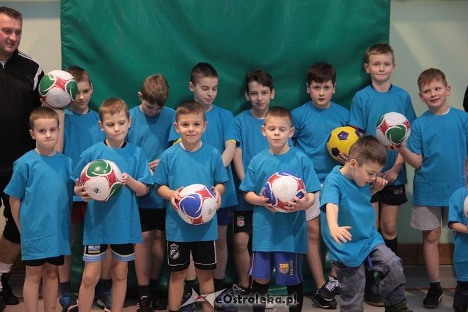 Nowe koszuli i piłko dla amatorskich juniorów z Wojciechowic [04.02.2016] - zdjęcie #8 - eOstroleka.pl