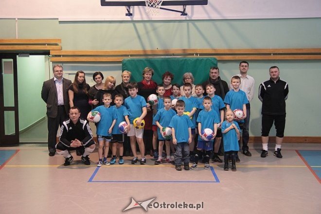 Nowe koszuli i piłko dla amatorskich juniorów z Wojciechowic [04.02.2016] - zdjęcie #5 - eOstroleka.pl