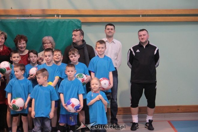 Nowe koszuli i piłko dla amatorskich juniorów z Wojciechowic [04.02.2016] - zdjęcie #1 - eOstroleka.pl