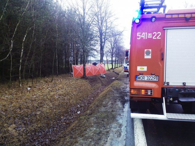 Śmiertelny wypadek w Stoku. Osobowy opel doszczętnie roztrzaskał się na drzewie [22.02.2016] - zdjęcie #2 - eOstroleka.pl
