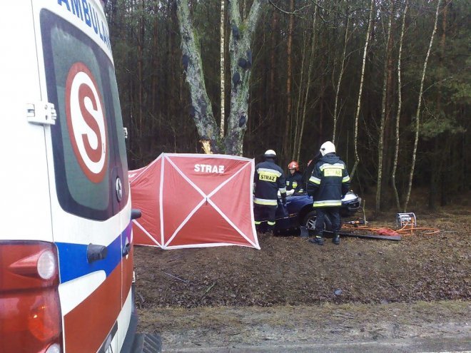 Śmiertelny wypadek w Stoku. Osobowy opel doszczętnie roztrzaskał się na drzewie [22.02.2016] - zdjęcie #6 - eOstroleka.pl