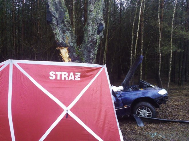 Śmiertelny wypadek w Stoku. Osobowy opel doszczętnie roztrzaskał się na drzewie [22.02.2016] - zdjęcie #9 - eOstroleka.pl