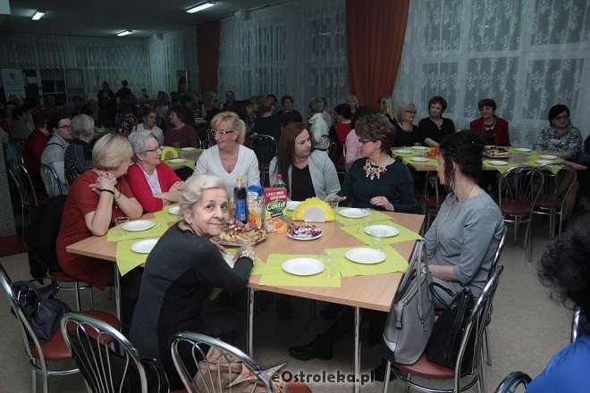 Wieczorne spotkanie z niespodziankami od samorządowców na Dzień Kobiet [08.03.2016] - zdjęcie #4 - eOstroleka.pl