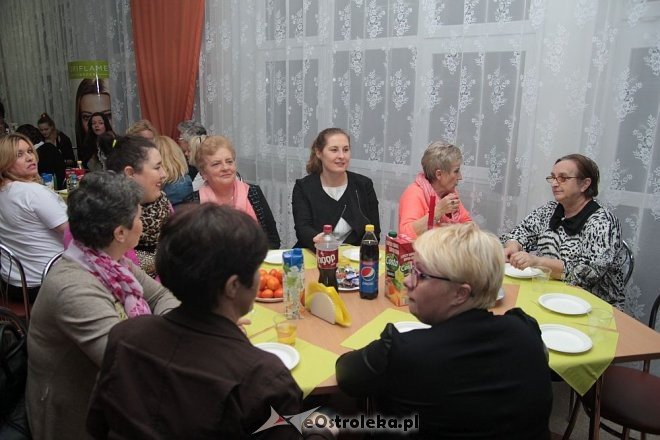 Wieczorne spotkanie z niespodziankami od samorządowców na Dzień Kobiet [08.03.2016] - zdjęcie #21 - eOstroleka.pl
