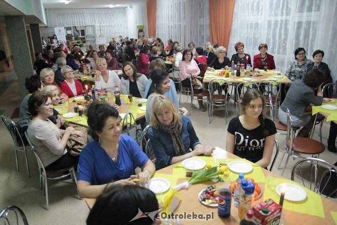 Wieczorne spotkanie z niespodziankami od samorządowców na Dzień Kobiet [08.03.2016] - zdjęcie #38 - eOstroleka.pl