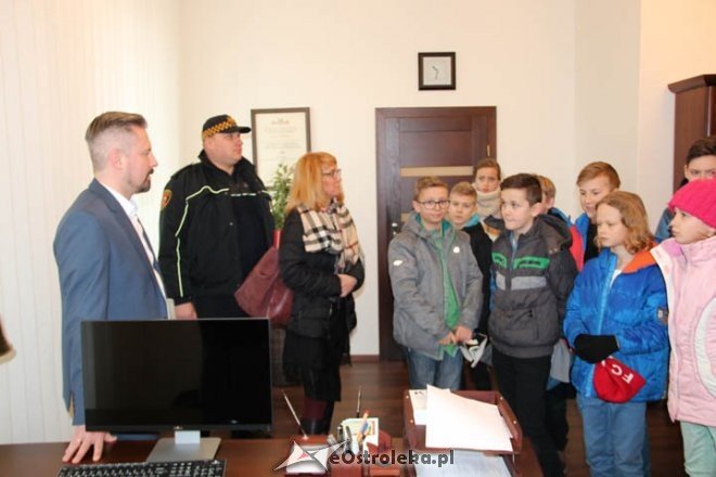 Wizyta uczniów SP nr 10 w ostrołęckim ratuszu [09.03.2016] - zdjęcie #1 - eOstroleka.pl