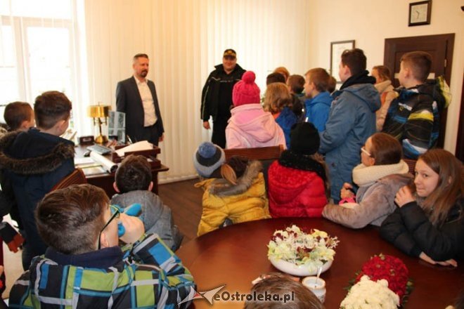 Wizyta uczniów SP nr 10 w ostrołęckim ratuszu [09.03.2016] - zdjęcie #2 - eOstroleka.pl