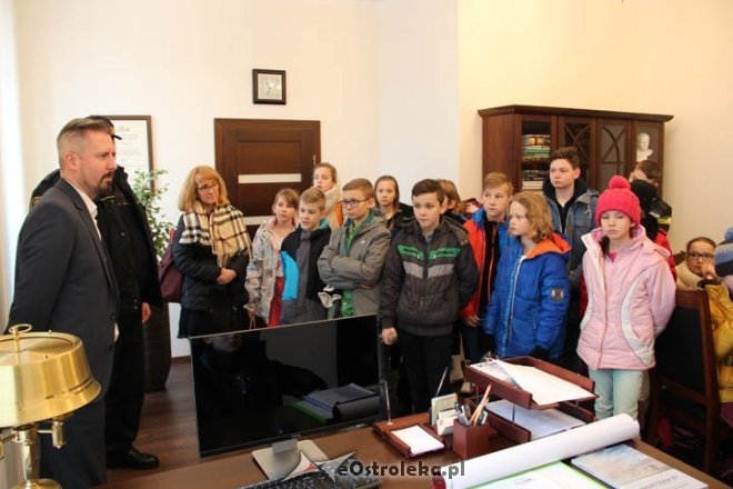 Wizyta uczniów SP nr 10 w ostrołęckim ratuszu [09.03.2016] - zdjęcie #4 - eOstroleka.pl
