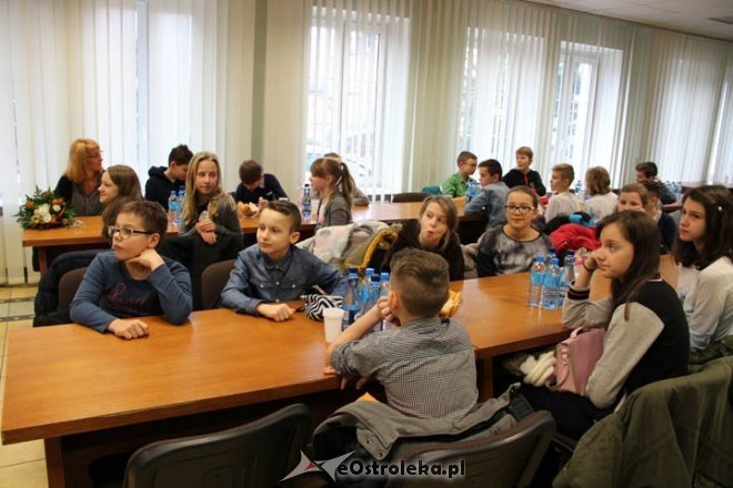 Wizyta uczniów SP nr 10 w ostrołęckim ratuszu [09.03.2016] - zdjęcie #11 - eOstroleka.pl