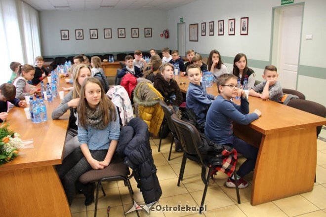 Wizyta uczniów SP nr 10 w ostrołęckim ratuszu [09.03.2016] - zdjęcie #8 - eOstroleka.pl