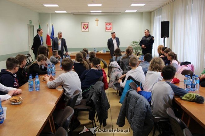 Wizyta uczniów SP nr 10 w ostrołęckim ratuszu [09.03.2016] - zdjęcie #8 - eOstroleka.pl