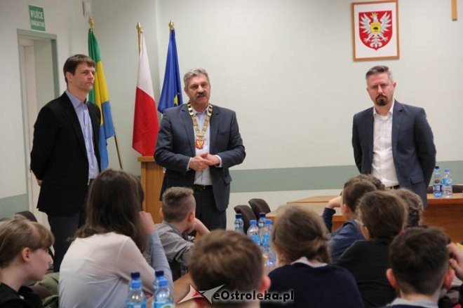 Wizyta uczniów SP nr 10 w ostrołęckim ratuszu [09.03.2016] - zdjęcie #12 - eOstroleka.pl