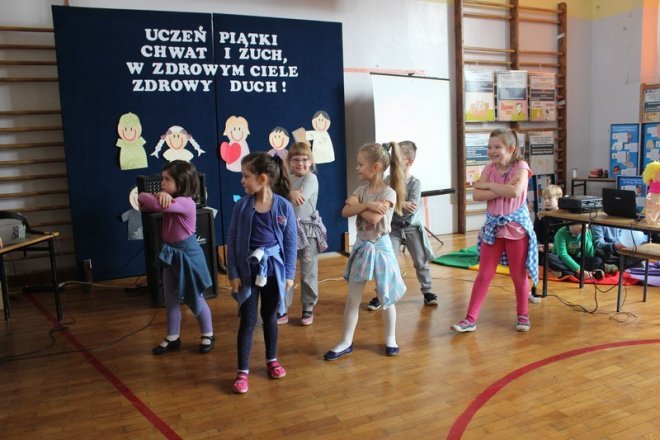 Akcja profilaktyczna pod hasłem „Uczeń  piątki chwat i zuch, w zdrowym ciele, zdrowy duch - zdjęcie #4 - eOstroleka.pl