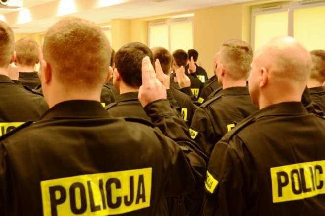 Uroczyste ślubowanie nowych policjantów w KWP w Radomiu [14.03.2016] - zdjęcie #1 - eOstroleka.pl