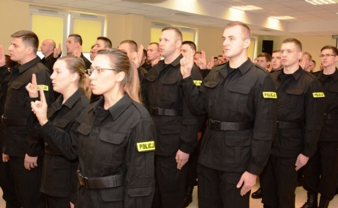 Uroczyste ślubowanie nowych policjantów w KWP w Radomiu [14.03.2016] - zdjęcie #6 - eOstroleka.pl