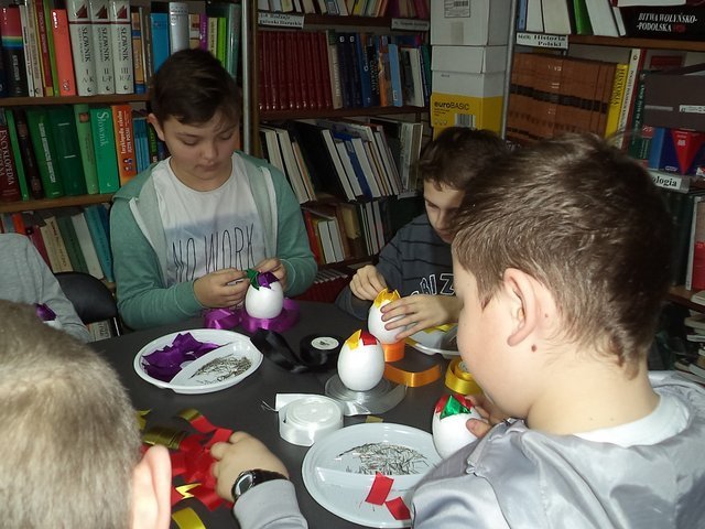 Warsztaty wielkanocne w goworowskiej bibliotece [15.03.2016] - zdjęcie #18 - eOstroleka.pl