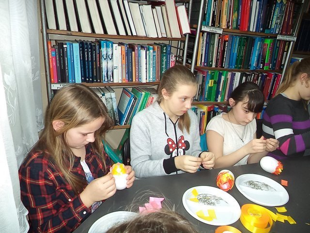 Warsztaty wielkanocne w goworowskiej bibliotece [15.03.2016] - zdjęcie #6 - eOstroleka.pl