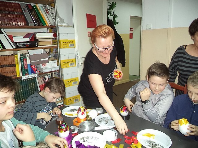 Warsztaty wielkanocne w goworowskiej bibliotece [15.03.2016] - zdjęcie #1 - eOstroleka.pl