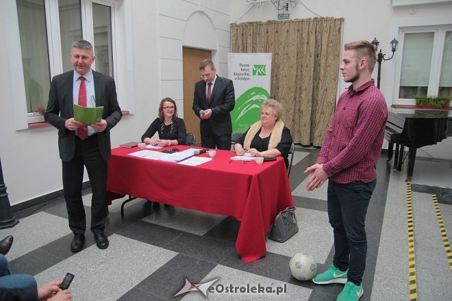 Adrian Duszak żongluje piłką podczas sesji Rady Powiatu [18.09.2016] - zdjęcie #32 - eOstroleka.pl