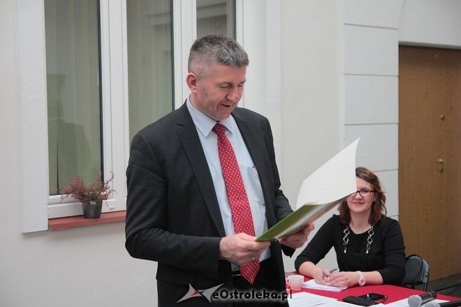 Adrian Duszak żongluje piłką podczas sesji Rady Powiatu [18.09.2016] - zdjęcie #31 - eOstroleka.pl