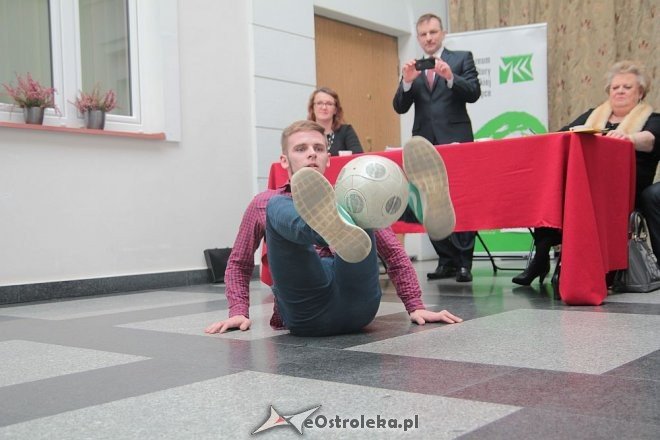 Adrian Duszak żongluje piłką podczas sesji Rady Powiatu [18.09.2016] - zdjęcie #14 - eOstroleka.pl