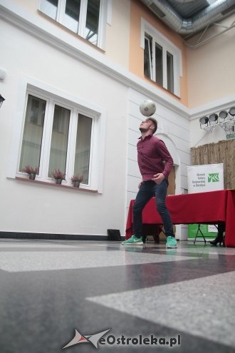 Adrian Duszak żongluje piłką podczas sesji Rady Powiatu [18.09.2016] - zdjęcie #8 - eOstroleka.pl