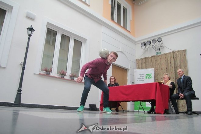 Adrian Duszak żongluje piłką podczas sesji Rady Powiatu [18.09.2016] - zdjęcie #5 - eOstroleka.pl