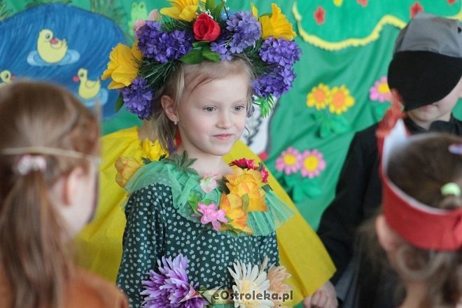 Spektakl na przywitanie wiosny w Przedszkolu Miejskim nr 8 w Ostrołęce [23.03.2016] - zdjęcie #58 - eOstroleka.pl