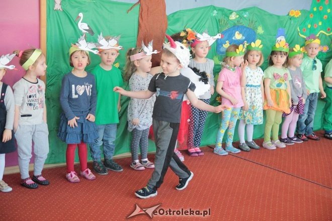 Spektakl na przywitanie wiosny w Przedszkolu Miejskim nr 8 w Ostrołęce [23.03.2016] - zdjęcie #42 - eOstroleka.pl