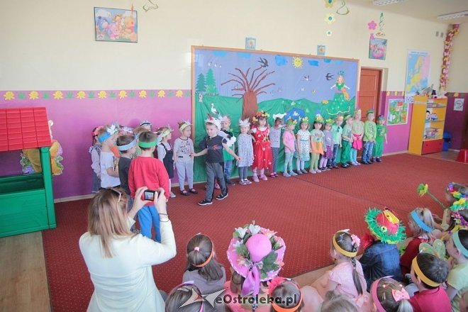 Spektakl na przywitanie wiosny w Przedszkolu Miejskim nr 8 w Ostrołęce [23.03.2016] - zdjęcie #40 - eOstroleka.pl