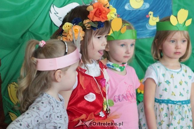 Spektakl na przywitanie wiosny w Przedszkolu Miejskim nr 8 w Ostrołęce [23.03.2016] - zdjęcie #35 - eOstroleka.pl