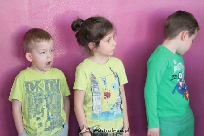 Spektakl na przywitanie wiosny w Przedszkolu Miejskim nr 8 w Ostrołęce [23.03.2016] - zdjęcie #34 - eOstroleka.pl