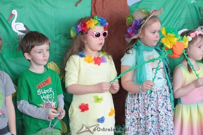Spektakl na przywitanie wiosny w Przedszkolu Miejskim nr 8 w Ostrołęce [23.03.2016] - zdjęcie #32 - eOstroleka.pl
