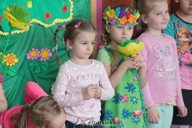 Spektakl na przywitanie wiosny w Przedszkolu Miejskim nr 8 w Ostrołęce [23.03.2016] - zdjęcie #26 - eOstroleka.pl