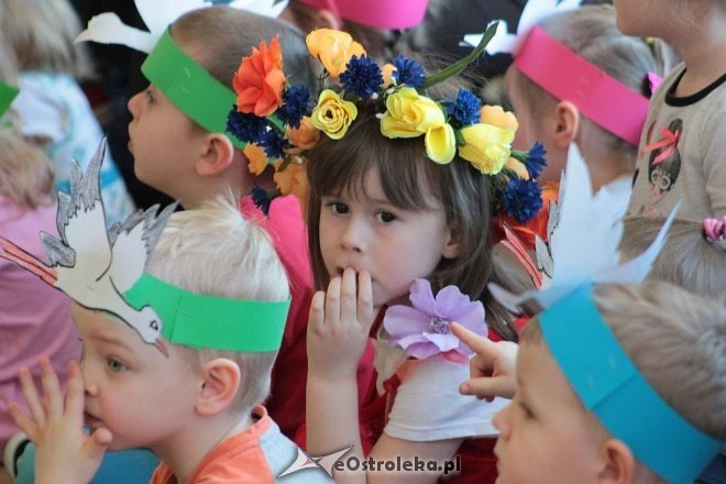 Spektakl na przywitanie wiosny w Przedszkolu Miejskim nr 8 w Ostrołęce [23.03.2016] - zdjęcie #20 - eOstroleka.pl