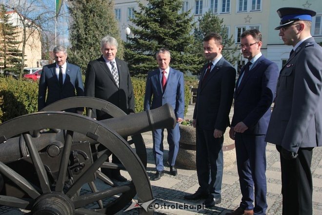 Minister MSWiA Mariusz Błaszczak w Ostrołęce [23.03.2016] - zdjęcie #40 - eOstroleka.pl