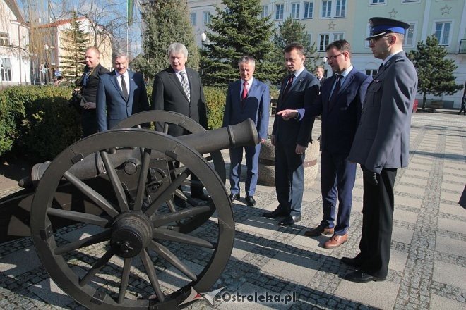 Minister MSWiA Mariusz Błaszczak w Ostrołęce [23.03.2016] - zdjęcie #38 - eOstroleka.pl