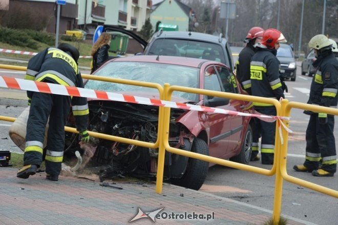 Zderzenie dwóch aut na skrzyżowaniu Poznańskiej i Korczaka [25.03.2016] - zdjęcie #2 - eOstroleka.pl