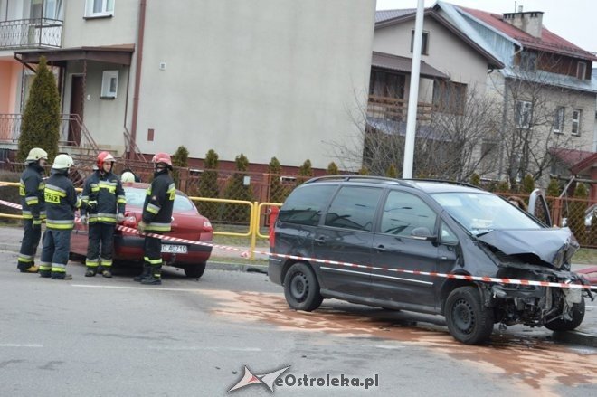 Zderzenie dwóch aut na skrzyżowaniu Poznańskiej i Korczaka [25.03.2016] - zdjęcie #4 - eOstroleka.pl