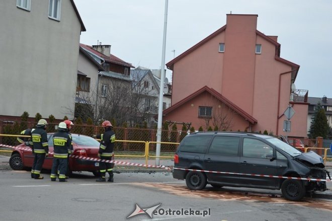 Zderzenie dwóch aut na skrzyżowaniu Poznańskiej i Korczaka [25.03.2016] - zdjęcie #5 - eOstroleka.pl