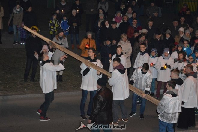 Droga krzyżowa w parafii pw. św. Franciszka z Asyżu [25.03.2016] - zdjęcie #8 - eOstroleka.pl