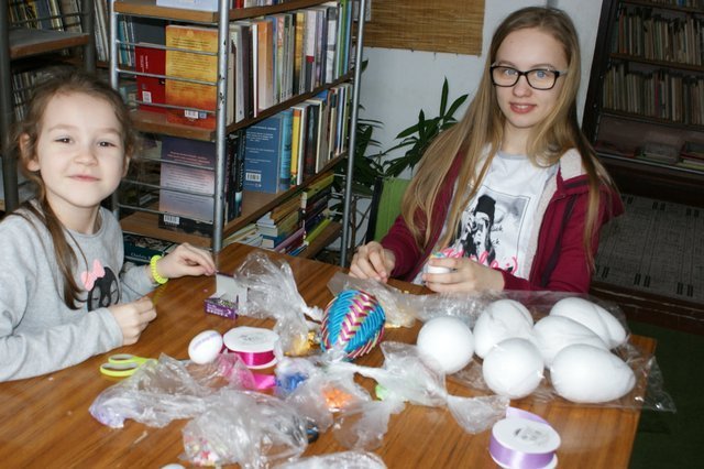 Wielkanocne warsztaty w Bibliotece w Pasiekach [29.03.2016] - zdjęcie #18 - eOstroleka.pl
