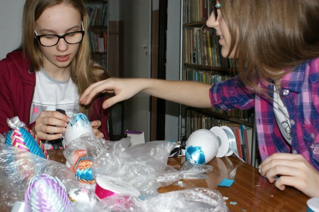 Wielkanocne warsztaty w Bibliotece w Pasiekach [29.03.2016] - zdjęcie #17 - eOstroleka.pl