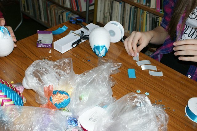 Wielkanocne warsztaty w Bibliotece w Pasiekach [29.03.2016] - zdjęcie #16 - eOstroleka.pl