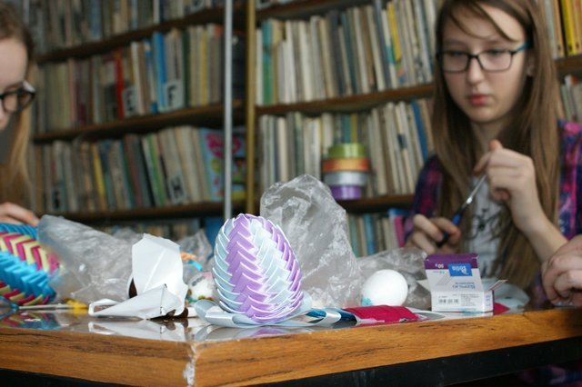 Wielkanocne warsztaty w Bibliotece w Pasiekach [29.03.2016] - zdjęcie #13 - eOstroleka.pl